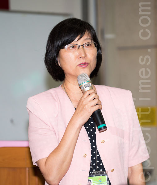 高雄市社会局副局长叶玉如肯定法轮功诉江行动,为正义而发声,为生命价值而努力。(郑顺利/大纪元) 高雄市社会局副局长叶玉如肯定法轮功诉江行动,为正义而发声,为生命价值而努力。(郑顺利/大纪元)