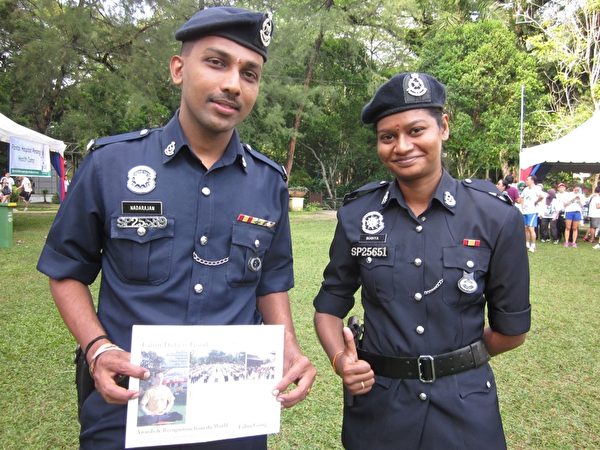 當天值勤的警員Sugiya(右)和T. Nadarajan(左)都對法輪大法遊行隊伍留下了美好印象。(大紀元) 當天值勤的警員Sugiya(右)和T. Nadarajan(左)都對法輪大法遊行隊伍留下了美好印象。(大紀元)