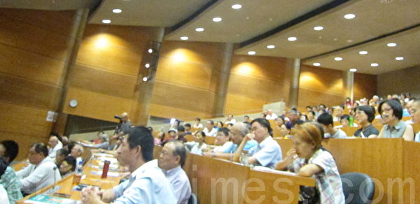 著名歷史學家辛灝年教授日前應邀在臺北天成飯店專題演講「二個中國與台灣命運的關係」,圖為現場觀眾專心聆聽演講。(鍾元/大紀元) 著名歷史學家辛灝年教授日前應邀在臺北天成飯店專題演講「二個中國與台灣命運的關係」,圖為現場觀眾專心聆聽演講。(鍾元/大紀元)