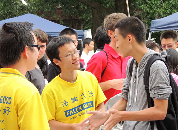 二零一五年八月二十三日,伊利诺伊大学香槟分校法轮大法社团参加了该校新生入学季的社团招新(Quad Day)活动,传播法轮功的真相。(明慧网) 二零一五年八月二十三日,伊利诺伊大学香槟分校法轮大法社团参加了该校新生入学季的社团招新(Quad Day)活动,传播法轮功的真相。(明慧网)