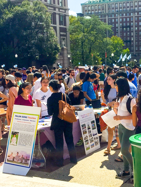哥伦比亚大学学生们驻足在法轮功俱乐部桌子前和学员交谈,或观看真相展板。(明慧网) 哥伦比亚大学学生们驻足在法轮功俱乐部桌子前和学员交谈,或观看真相展板。(明慧网)