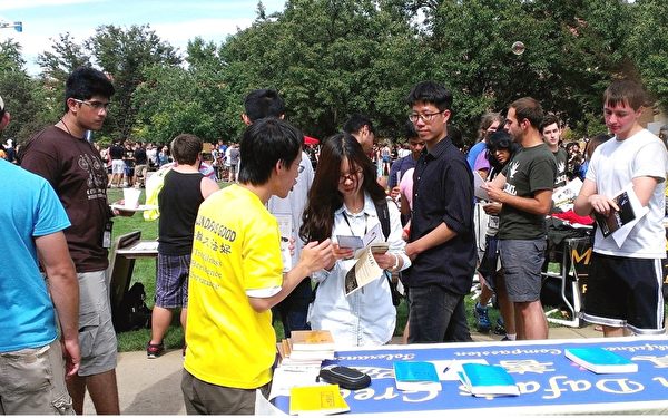 普度大学迎新日,人们纷纷驻足询问了解大法的信息,包括一些华裔和大陆来的新生。(明慧网) 普度大学迎新日,人们纷纷驻足询问了解大法的信息,包括一些华裔和大陆来的新生。(明慧网)
