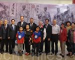 重庆民间学者王康与驻纽约台北经济文化办事处处长章文梁、华侨文教中心主任王映阳、纽约中华公所主席伍锐贤、美国退伍军人会前主席黄宏达等,在抗日英雄张自忠的画像下合影。(蔡溶/大纪元)