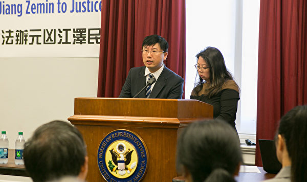 華府法輪功學員張慧東在研討會上講述了他修煉法輪功和無辜遭受迫害的經歷。(李莎/大紀元) 華府法輪功學員張慧東在研討會上講述了他修煉法輪功和無辜遭受迫害的經歷。(李莎/大紀元)
