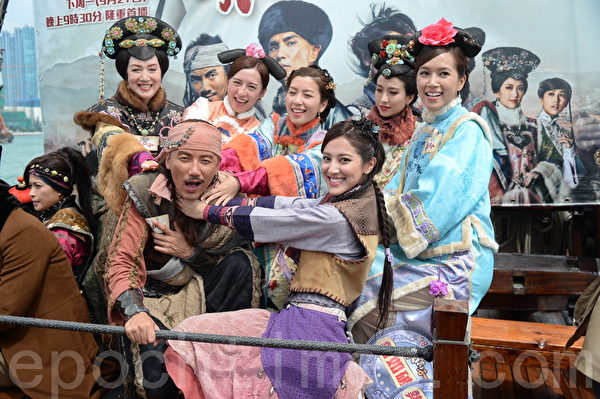 台庆剧《张保仔》演员洪永城、陈凯琳、谢雪心、邵美琪等人坐海盗王驾临维港。(宋祥龙/大纪元) 台庆剧《张保仔》演员洪永城、陈凯琳、谢雪心、邵美琪等人坐海盗王驾临维港。(宋祥龙/大纪元)