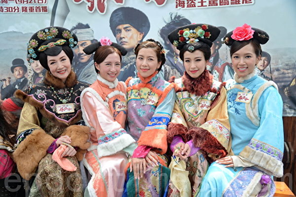 台庆剧《张保仔》演员谢雪心、傅嘉莉、姚子羚等人坐海盗王驾临维港。(宋祥龙/大纪元) 台庆剧《张保仔》演员谢雪心、傅嘉莉、姚子羚等人坐海盗王驾临维港。(宋祥龙/大纪元)