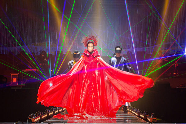 莫文蔚9月19衵「看看世界巡迴演唱會」台北小巨蛋首站,她身穿大紅長袍,頭戴紅冠氣勢登場。(環球唱片提供) 莫文蔚9月19衵「看看世界巡迴演唱會」台北小巨蛋首站,她身穿大紅長袍,頭戴紅冠氣勢登場。(環球唱片提供)