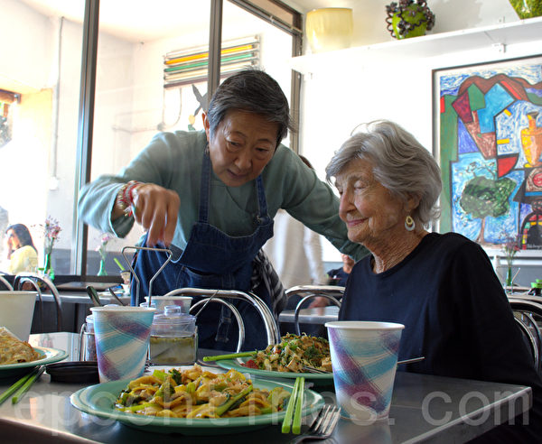 图:圣地亚哥第一家泰式餐厅Saffron今年迎来开业30年大庆。古稀之年的的店主人于素梅(Su-mei Yu)虽然已是名人,仍然喜欢掌勺、为客人上菜、与客人交谈。(杨婕/大纪元) 图:圣地亚哥第一家泰式餐厅Saffron今年迎来开业30年大庆。古稀之年的的店主人于素梅(Su-mei Yu)虽然已是名人,仍然喜欢掌勺、为客人上菜、与客人交谈。(杨婕/大纪元)