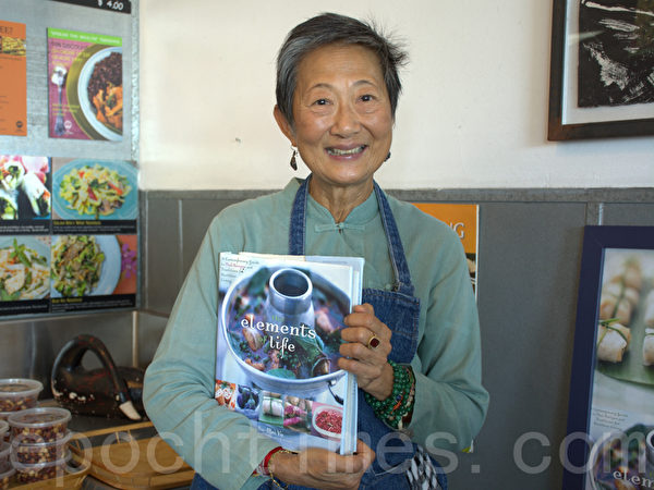 图:圣地亚哥第一家泰式餐厅Saffron今年迎来开业30年大庆。古稀之年的的店主人于素梅(Su-mei Yu)虽然已是名人,仍然喜欢掌勺、为客人上菜、与客人交谈。图为于素梅介绍她的新书《生活的基本要素》。(杨婕/大纪元) 图:圣地亚哥第一家泰式餐厅Saffron今年迎来开业30年大庆。古稀之年的的店主人于素梅(Su-mei Yu)虽然已是名人,仍然喜欢掌勺、为客人上菜、与客人交谈。图为于素梅介绍她的新书《生活的基本要素》。(杨婕/大纪元)