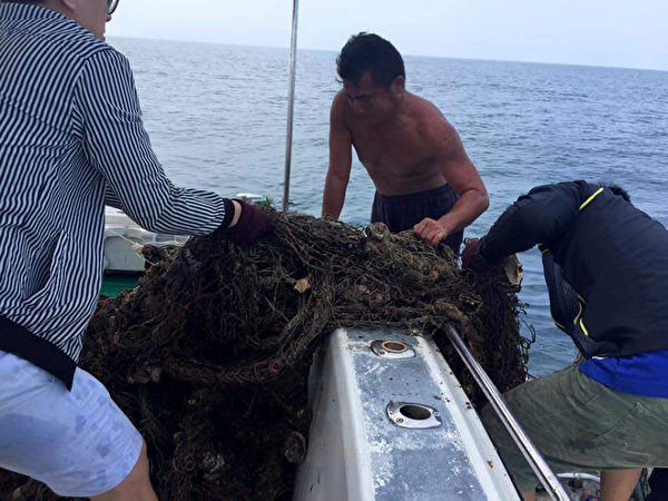澎湖“岛澳77”除网净海行动,由在离岛海边长大的叶生弘率领近20位爱好潜水人士,自发性的展开清除海底废弃渔网的“净海”工作,捞起长达1公里的废弃渔网。(叶生弘提供) 澎湖“岛澳77”除网净海行动,由在离岛海边长大的叶生弘率领近20位爱好潜水人士,自发性的展开清除海底废弃渔网的“净海”工作,捞起长达1公里的废弃渔网。(叶生弘提供)