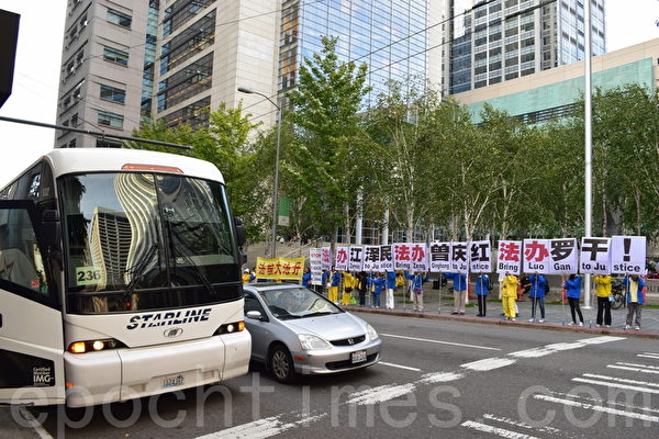 部分习近平随行人员(满车人)乘坐在大客车上停在法轮功学员打出的 “声援控告江泽民”“法办江泽民”等不同信息的横幅前停留观看,随后,在习近平及其随行人员下榻的宾馆周围环绕缓慢行驶观看聚集在宾馆四周的法轮功学员及其它团体打出的横幅。(唐风/大纪元) 部分习近平随行人员(满车人)乘坐在大客车上停在法轮功学员打出的 “声援控告江泽民”“法办江泽民”等不同信息的横幅前停留观看,随后,在习近平及其随行人员下榻的宾馆周围环绕缓慢行驶观看聚集在宾馆四周的法轮功学员及其它团体打出的横幅。(唐风/大纪元)