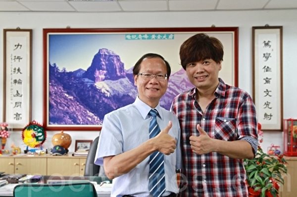 苗农校长陈进通和钟武龙老师合影。(许享富 /大纪元) 苗农校长陈进通和钟武龙老师合影。(许享富 /大纪元)