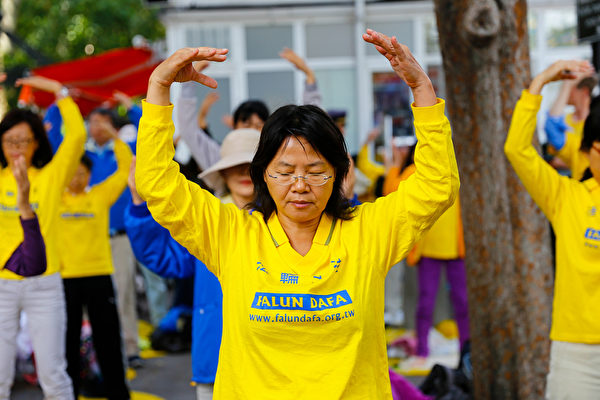 9月25日纽约部分法轮功学员在联合国总部对面进行了和平请愿,法轮功学员展现的祥和理性受到联合国参会人员的赞许。(戴兵/大纪元) 9月25日纽约部分法轮功学员在联合国总部对面进行了和平请愿,法轮功学员展现的祥和理性受到联合国参会人员的赞许。(戴兵/大纪元)