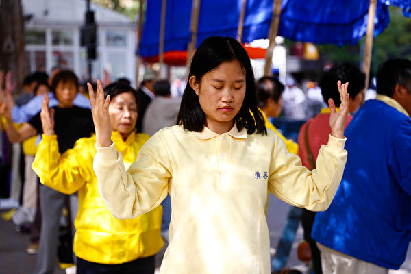 9月25日纽约部分法轮功学员在联合国总部对面进行了和平请愿,法轮功学员展现的祥和理性受到联合国参会人员的赞许。(戴兵/大纪元) 9月25日纽约部分法轮功学员在联合国总部对面进行了和平请愿,法轮功学员展现的祥和理性受到联合国参会人员的赞许。(戴兵/大纪元)