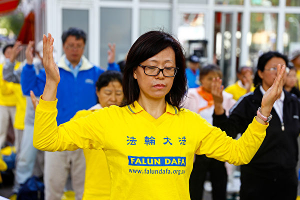 9月25日纽约部分法轮功学员在联合国总部对面进行了和平请愿,法轮功学员展现的祥和理性受到联合国参会人员的赞许。(戴兵/大纪元) 9月25日纽约部分法轮功学员在联合国总部对面进行了和平请愿,法轮功学员展现的祥和理性受到联合国参会人员的赞许。(戴兵/大纪元)