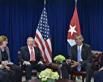 正在紐約聯合國總部與會的美國總統奧巴馬（右二）和古巴總統勞爾‧卡斯特羅（左三），週二（9月29日）再度會面，標誌著兩個曾經的冷戰對手繼續為邦交正常化而努力。      (MANDEL NGAN/AFP/Getty Images)