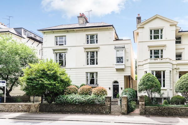 位于克拉伦斯路20号(20 Clarence Road)的五层联排别墅外景。20 Clarence Road, Windsor, Berkshire Sl4 5AF,245万英镑。 位于克拉伦斯路20号(20 Clarence Road)的五层联排别墅外景。20 Clarence Road, Windsor, Berkshire Sl4 5AF,245万英镑。