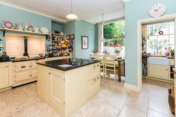 克拉伦斯路20号(20 Clarence Road)的五层联排别墅厨房。20 Clarence Road, Windsor, Berkshire Sl4 5AF,245万英镑。 克拉伦斯路20号(20 Clarence Road)的五层联排别墅厨房。20 Clarence Road, Windsor, Berkshire Sl4 5AF,245万英镑。