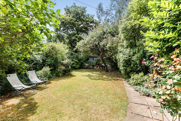 克拉伦斯路20号(20 Clarence Road)的五层联排别墅花园。20 Clarence Road, Windsor, Berkshire Sl4 5AF,245万英镑。 克拉伦斯路20号(20 Clarence Road)的五层联排别墅花园。20 Clarence Road, Windsor, Berkshire Sl4 5AF,245万英镑。