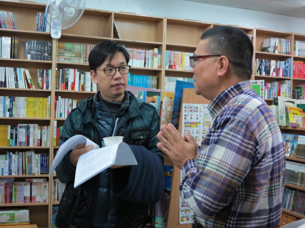 侯季然導演(左一)走訪阿福的書店。(夢田文創提供) 侯季然導演(左一)走訪阿福的書店。(夢田文創提供)