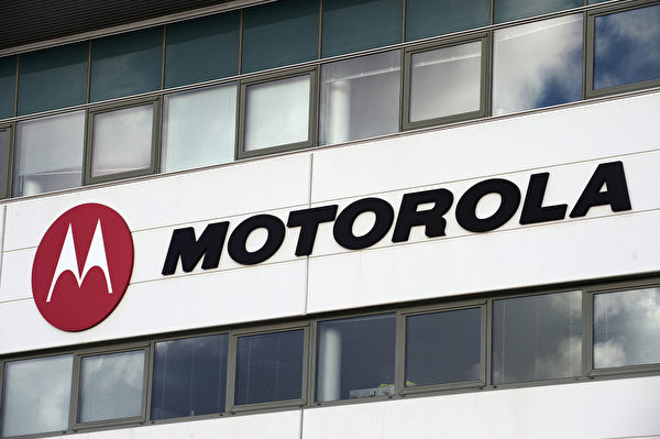 摩托罗拉(Motorola)仅在谷歌(Google)旗下2年的时间,随后就以不到30亿美元被卖给中国品牌联想(Lenovo)。(REMY GABALDA/AFP) 摩托罗拉(Motorola)仅在谷歌(Google)旗下2年的时间,随后就以不到30亿美元被卖给中国品牌联想(Lenovo)。(REMY GABALDA/AFP)