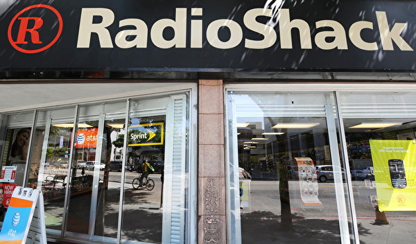 具有94年曆史的美國電子產品連鎖店RadioShack公司在2月5日申請破產保護。(AFP PHOTO/GABRIEL BOUYS) 具有94年曆史的美國電子產品連鎖店RadioShack公司在2月5日申請破產保護。(AFP PHOTO/GABRIEL BOUYS)