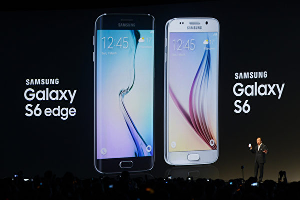 图右为Galaxy S6。(David Ramos/Getty Images) 图右为Galaxy S6。(David Ramos/Getty Images)