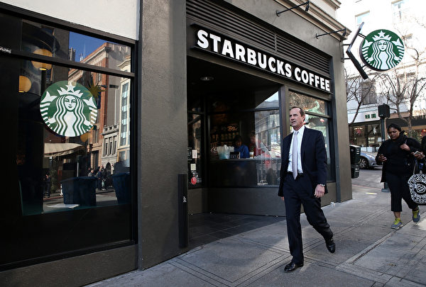 光顾星巴克顾客的收入往往高于其它流行快餐店的客户。(Justin Sullivan/Getty Images) 光顾星巴克顾客的收入往往高于其它流行快餐店的客户。(Justin Sullivan/Getty Images)