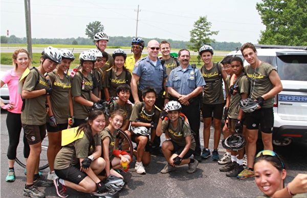 騎向自由(ride2freedom)團隊的各國青少年在一起。(丁丁提供) 騎向自由(ride2freedom)團隊的各國青少年在一起。(丁丁提供)