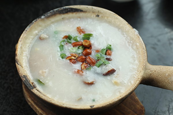 中餐砂锅粥。(张学慧/大纪元) 中餐砂锅粥。(张学慧/大纪元)