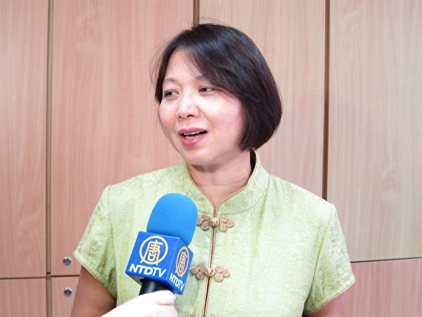 桃园市文化局长庄秀美9月10日连署举报江泽民,呼吁有更多海外人士声援中国民众告江。(戴德蔓/大纪元) 桃园市文化局长庄秀美9月10日连署举报江泽民,呼吁有更多海外人士声援中国民众告江。(戴德蔓/大纪元)