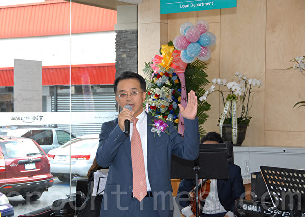 BNB HANA银行行长金鸿柱先生在开业仪式上祝词。（李雯/大纪元）