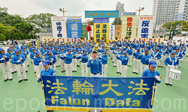 今年是中共建政66年,海内外将十一定为“国殇日”,标志着中共窃国建政66年。香港法轮功学员举办十一国殇集会。(大纪元) 今年是中共建政66年,海内外将十一定为“国殇日”,标志着中共窃国建政66年。香港法轮功学员举办十一国殇集会。(大纪元)