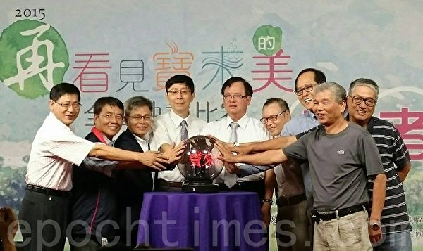 「再看見寶來的美」全國油畫比賽行銷記者會,1日在高雄市政府四維行政中心舉行。(方金媛/大紀元) 「再看見寶來的美」全國油畫比賽行銷記者會,1日在高雄市政府四維行政中心舉行。(方金媛/大紀元)