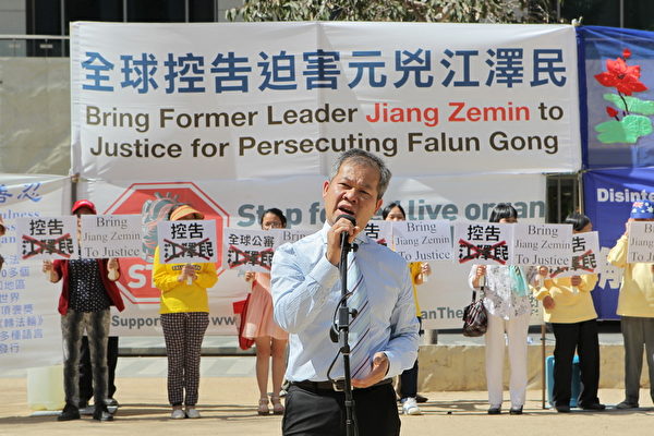 2015年10月3日,墨尔本市中心城市广场举办诉江集会。维省越南裔社区主席阮本(Bon Nguyen)先生在集会上发言。(陈明/大纪元) 2015年10月3日,墨尔本市中心城市广场举办诉江集会。维省越南裔社区主席阮本(Bon Nguyen)先生在集会上发言。(陈明/大纪元)