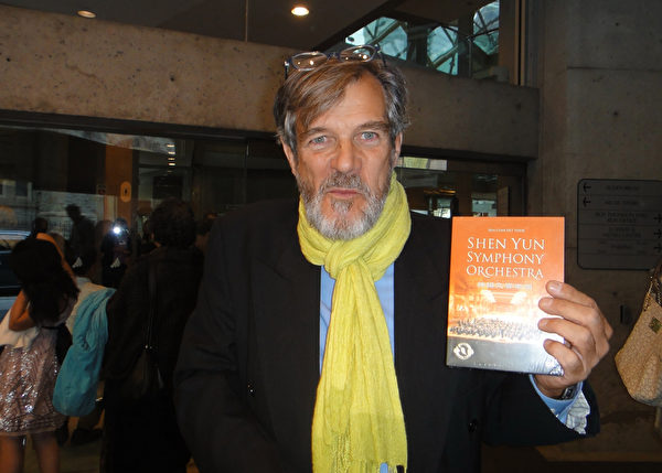 Raymond Rouillard先生說:「我實在太陶醉了,而且我非常吃驚,絕對讓人震驚,這是一場怎樣的演奏,竟能如此打動我的心,而且我很奇怪我竟然哭了,一邊聽一邊流淚,我整個人都被音樂帶走了。」(滕冬育/大紀元) Raymond Rouillard先生說:「我實在太陶醉了,而且我非常吃驚,絕對讓人震驚,這是一場怎樣的演奏,竟能如此打動我的心,而且我很奇怪我竟然哭了,一邊聽一邊流淚,我整個人都被音樂帶走了。」(滕冬育/大紀元)