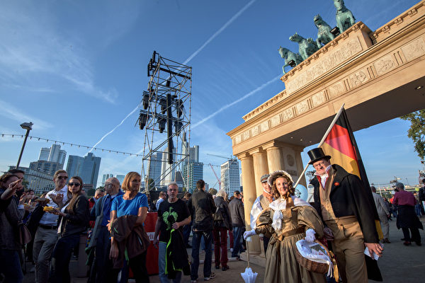 2015年10月3日,德国法兰克福庆祝两德统一25周年。(Thomas Lohnes/Getty Images) 2015年10月3日,德国法兰克福庆祝两德统一25周年。(Thomas Lohnes/Getty Images)