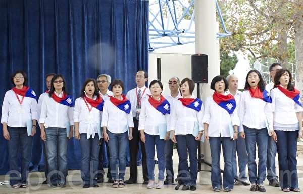 图:2015年10月4日,加州圣地亚哥侨学界举行中华民国104周年庆祝升旗典礼。图为蓝天合唱团演唱美国国歌、中华民国国歌和中华民国国旗歌。(杨婕/大纪元) 图:2015年10月4日,加州圣地亚哥侨学界举行中华民国104周年庆祝升旗典礼。图为蓝天合唱团演唱美国国歌、中华民国国歌和中华民国国旗歌。(杨婕/大纪元)
