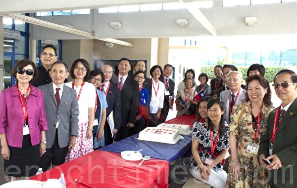 图:2015年10月4日,加州圣地亚哥侨学界举行中华民国104周年庆祝升旗典礼。图为嘉宾和筹委会成员合影。左侧四至八分别为,橙县华侨文教中心主任杨海华,活动地点中华学苑校长孙丽敏,筹委会主席宋振标,和驻洛杉矶经济文化办事处副处长王秉慎伉俪。(杨婕/大纪元) 图:2015年10月4日,加州圣地亚哥侨学界举行中华民国104周年庆祝升旗典礼。图为嘉宾和筹委会成员合影。左侧四至八分别为,橙县华侨文教中心主任杨海华,活动地点中华学苑校长孙丽敏,筹委会主席宋振标,和驻洛杉矶经济文化办事处副处长王秉慎伉俪。(杨婕/大纪元)