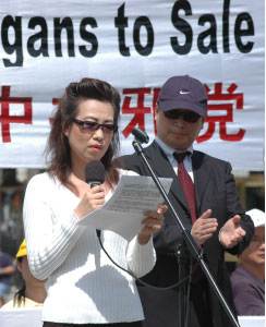 2006年4月20日,在胡錦濤訪美期間,女證人安妮和記者皮特首次公開露面,表示無論中共如何銷毀證據、搞國際恐怖主義,他們願用生命作證,揭露中共活體摘取法輪功學員器官的罪惡。兩位證人首次在新聞發布會上公開指證中共在瀋陽蘇家屯集中營活摘法輪功學員器官。(大紀元) 2006年4月20日,在胡錦濤訪美期間,女證人安妮和記者皮特首次公開露面,表示無論中共如何銷毀證據、搞國際恐怖主義,他們願用生命作證,揭露中共活體摘取法輪功學員器官的罪惡。兩位證人首次在新聞發布會上公開指證中共在瀋陽蘇家屯集中營活摘法輪功學員器官。(大紀元)