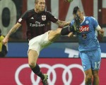 AC米兰在主场0-4不敌那不勒斯。图为双方球员拼抢瞬间。(Marco Luzzani/Getty Images)