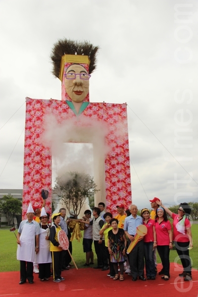 來賓與生命巨人-花樣之心合影。(謝月琴/大紀元) 來賓與生命巨人-花樣之心合影。(謝月琴/大紀元)