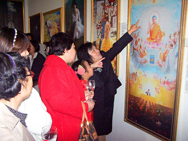 人们前来观看画展。(明慧网) 人们前来观看画展。(明慧网)