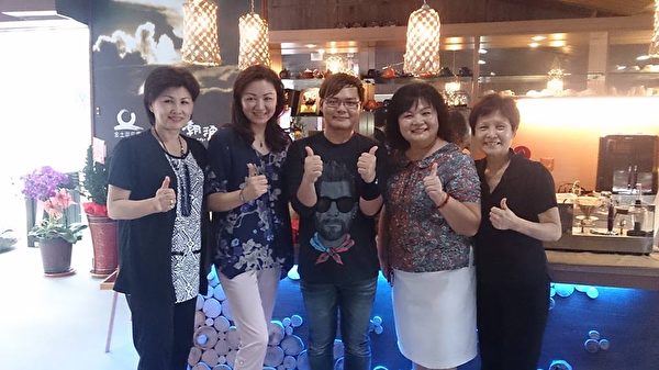 台东中小企业协会理事长杨珍琪(右2)和咖啡王子廖国宏(中)。(黑潮浪边提供) 台东中小企业协会理事长杨珍琪(右2)和咖啡王子廖国宏(中)。(黑潮浪边提供)