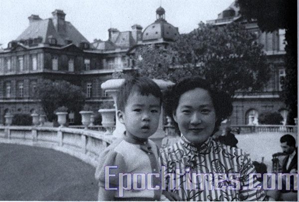 马友友幼年时和母亲在法国巴黎。(卢雅文提供) 马友友幼年时和母亲在法国巴黎。(卢雅文提供)