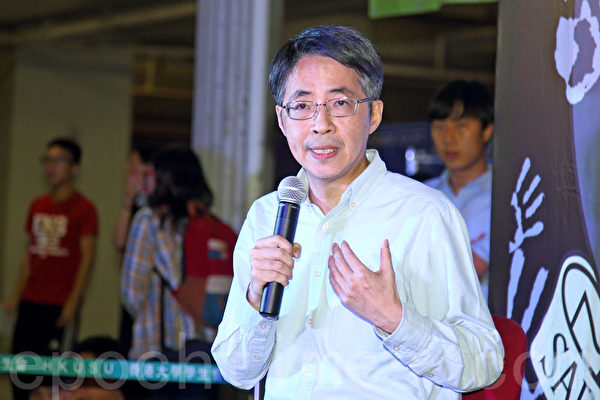 港大副校长风波继续发酵,10月9日晚上,四千港大师生、校友及各界人士出席在港大中山广场举行的“坚守院校自主,不容黑手介入”集会,港大法律系校友、《明报》前总编辑刘进图现场发言。(潘在殊/大纪元) 港大副校长风波继续发酵,10月9日晚上,四千港大师生、校友及各界人士出席在港大中山广场举行的“坚守院校自主,不容黑手介入”集会,港大法律系校友、《明报》前总编辑刘进图现场发言。(潘在殊/大纪元)