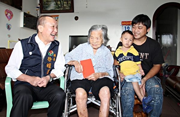 头份市兴隆里101岁人瑞罗钟三妹。(苗县府/提供) 头份市兴隆里101岁人瑞罗钟三妹。(苗县府/提供)