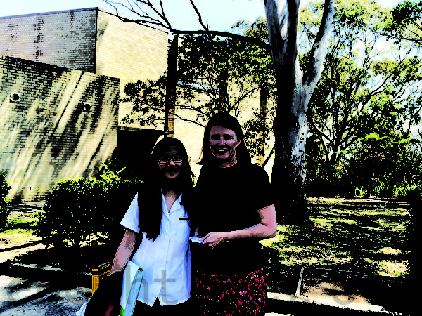 右为车士活高中(Chatswood High School)代理校长朱莉•罗斯(Julie Ross)。(燕楠/大纪元) 右为车士活高中(Chatswood High School)代理校长朱莉•罗斯(Julie Ross)。(燕楠/大纪元)