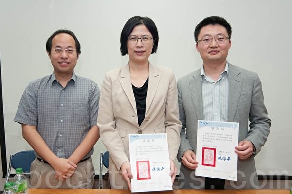 台湾医学生联合会国际事务部人权和平部门与“台湾国际器官移植关怀协会”日前在台湾大学医学院举办《活摘》特映暨导演分享会,加拿大华裔导演李云翔(右)、朱婉琪律师(中)及黄千锋医师(左)参与座谈。(王仁骏/大纪元) 台湾医学生联合会国际事务部人权和平部门与“台湾国际器官移植关怀协会”日前在台湾大学医学院举办《活摘》特映暨导演分享会,加拿大华裔导演李云翔(右)、朱婉琪律师(中)及黄千锋医师(左)参与座谈。(王仁骏/大纪元)