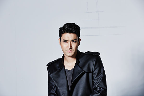 Super Junior崔始源广告照片大公开。(LINE提供) Super Junior崔始源广告照片大公开。(LINE提供)